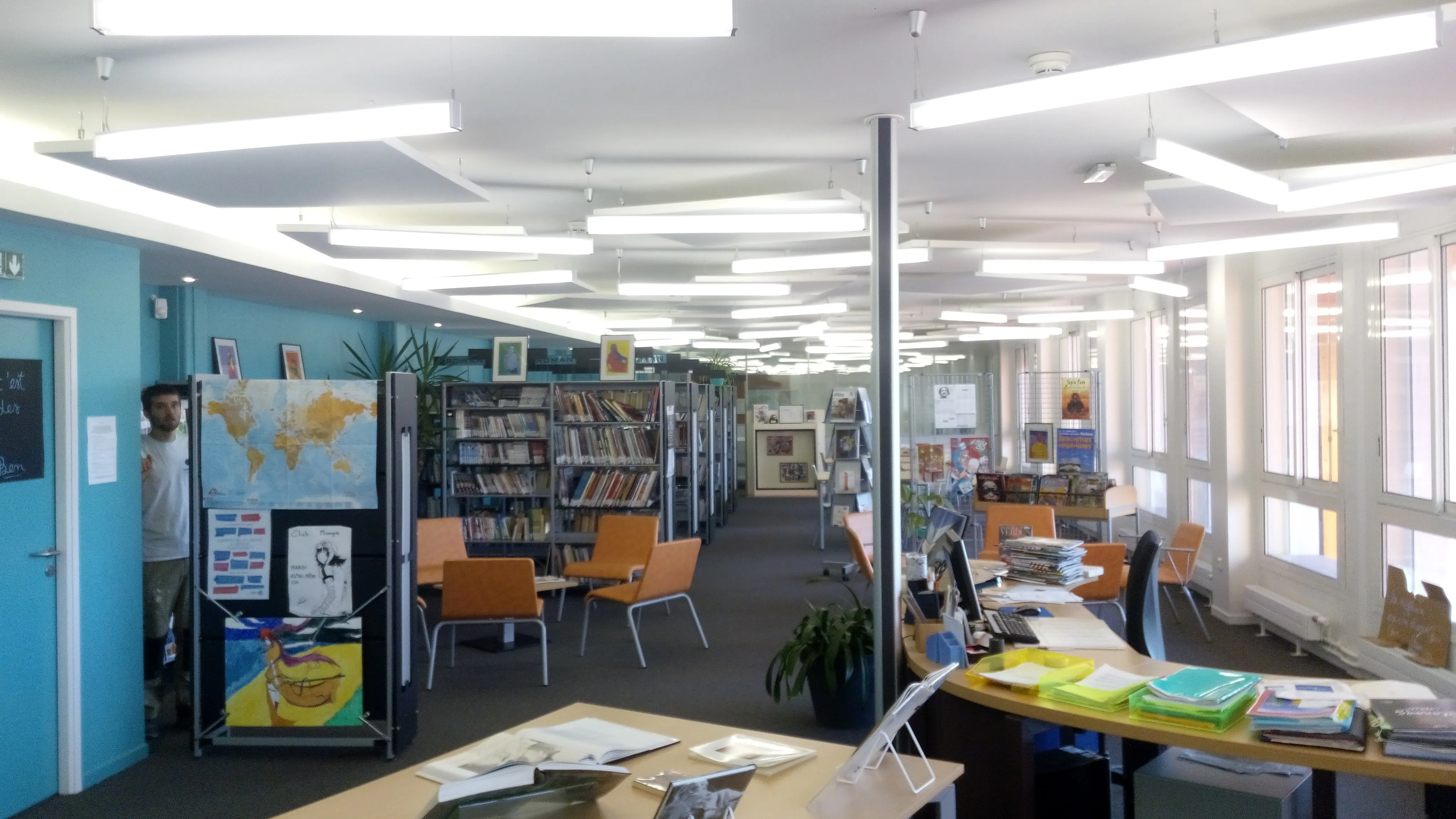 Jeu de luminaires, bibliothèque d'un collège